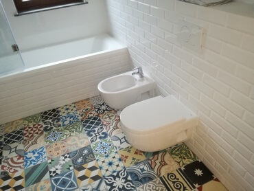łazienka i cementowe kafle rustykalne